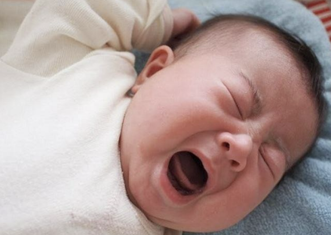bayi menangis malam hari, penyebab bayi menangis malam, cara menenangkan bayi, tangisan bayi malam, solusi bayi menangis, Bunda, si Kecil